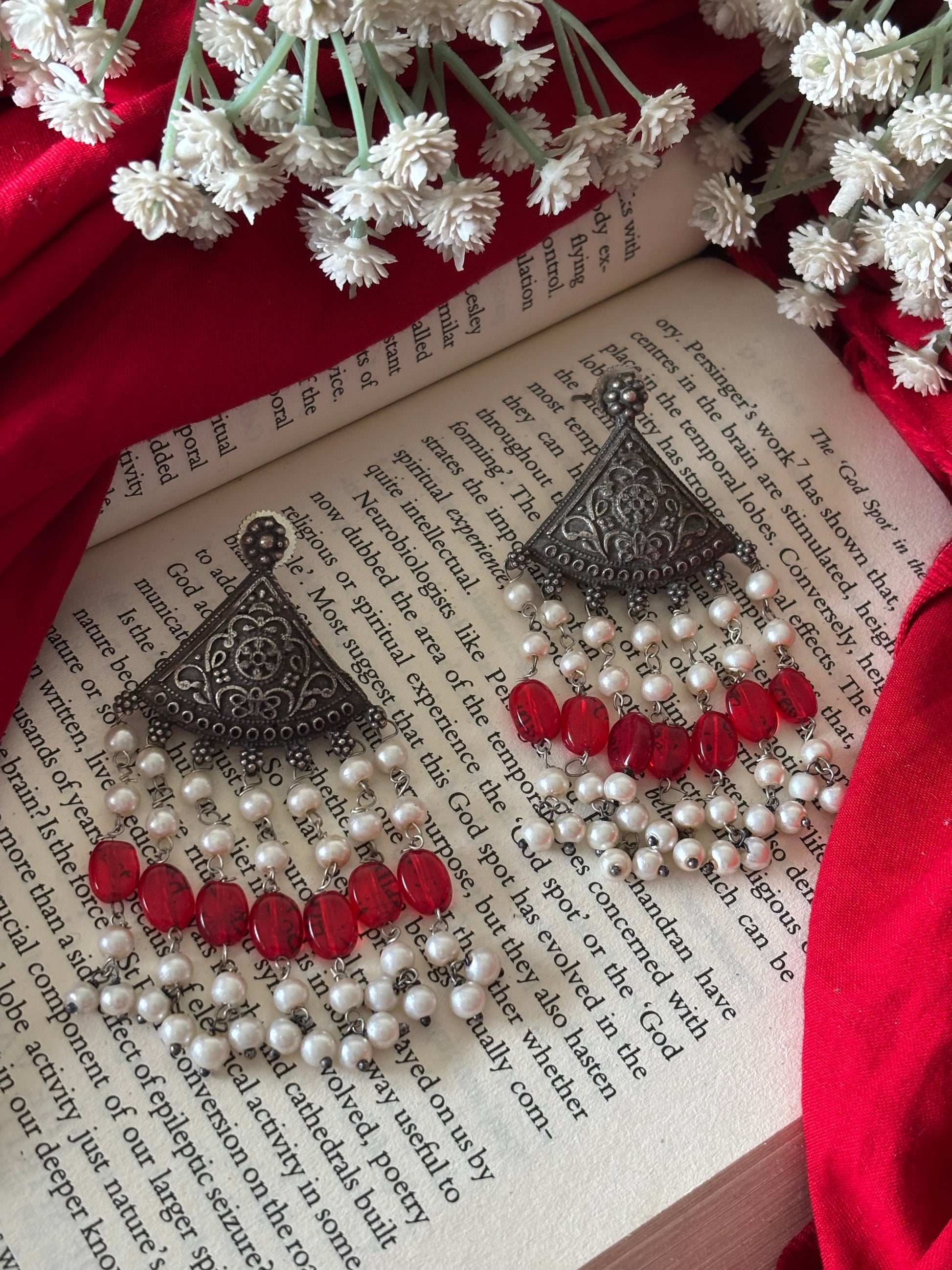 TRIANGLE PEARL DANGLER Gehnacollections