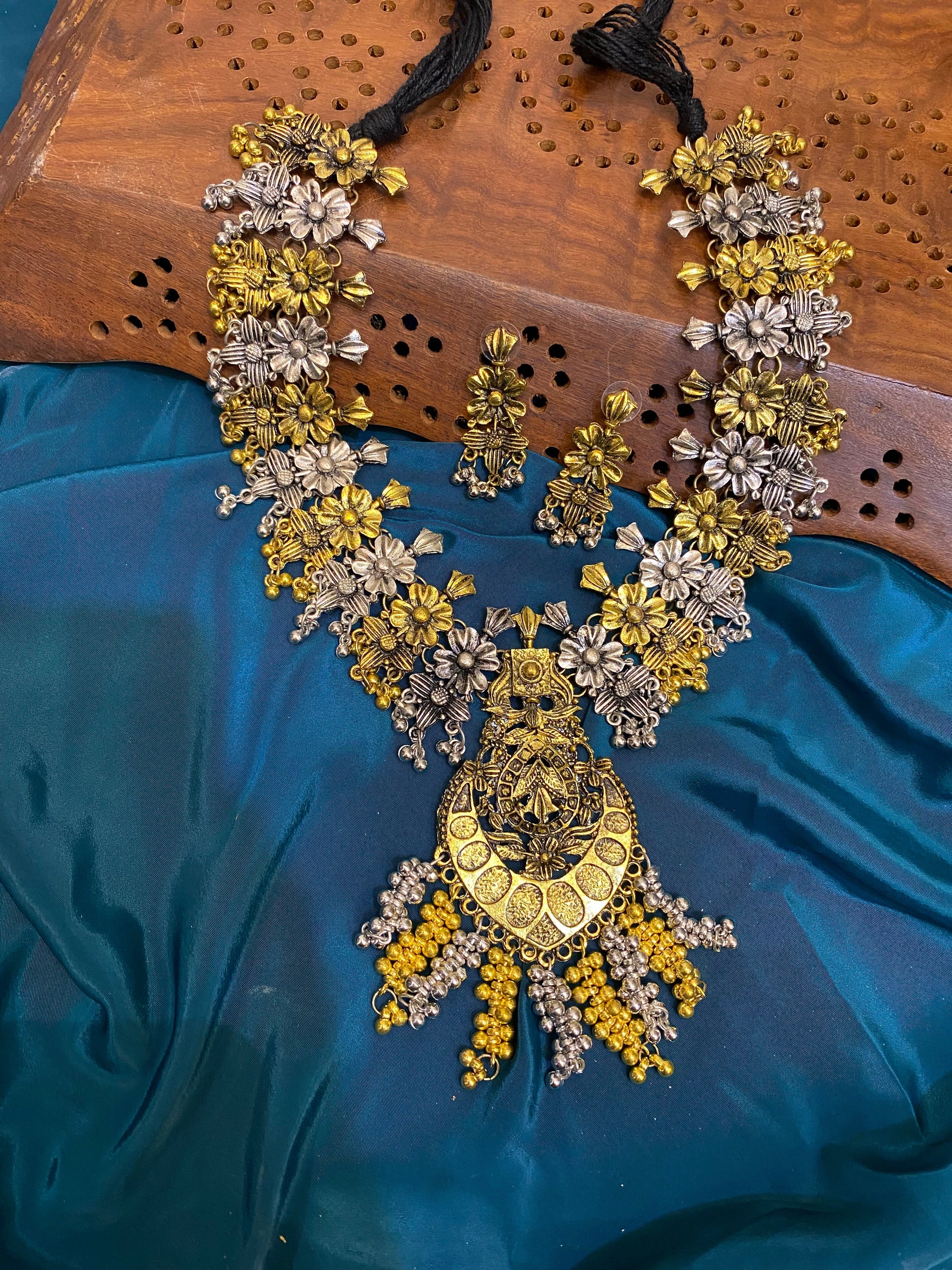 Abhisha Dual Tone Necklace Set Gehnacollections