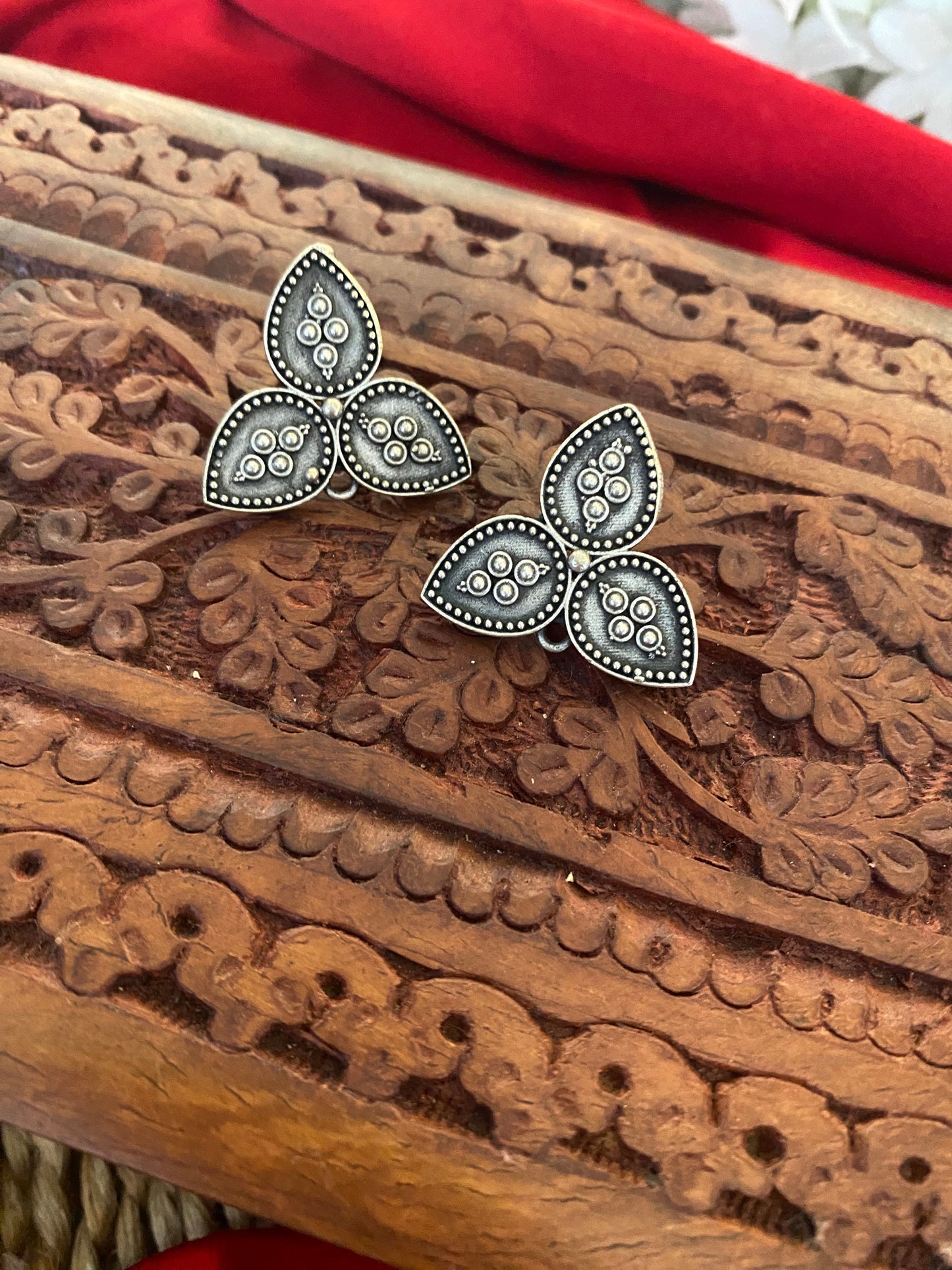 TRIANGLE STUDS Gehnacollections