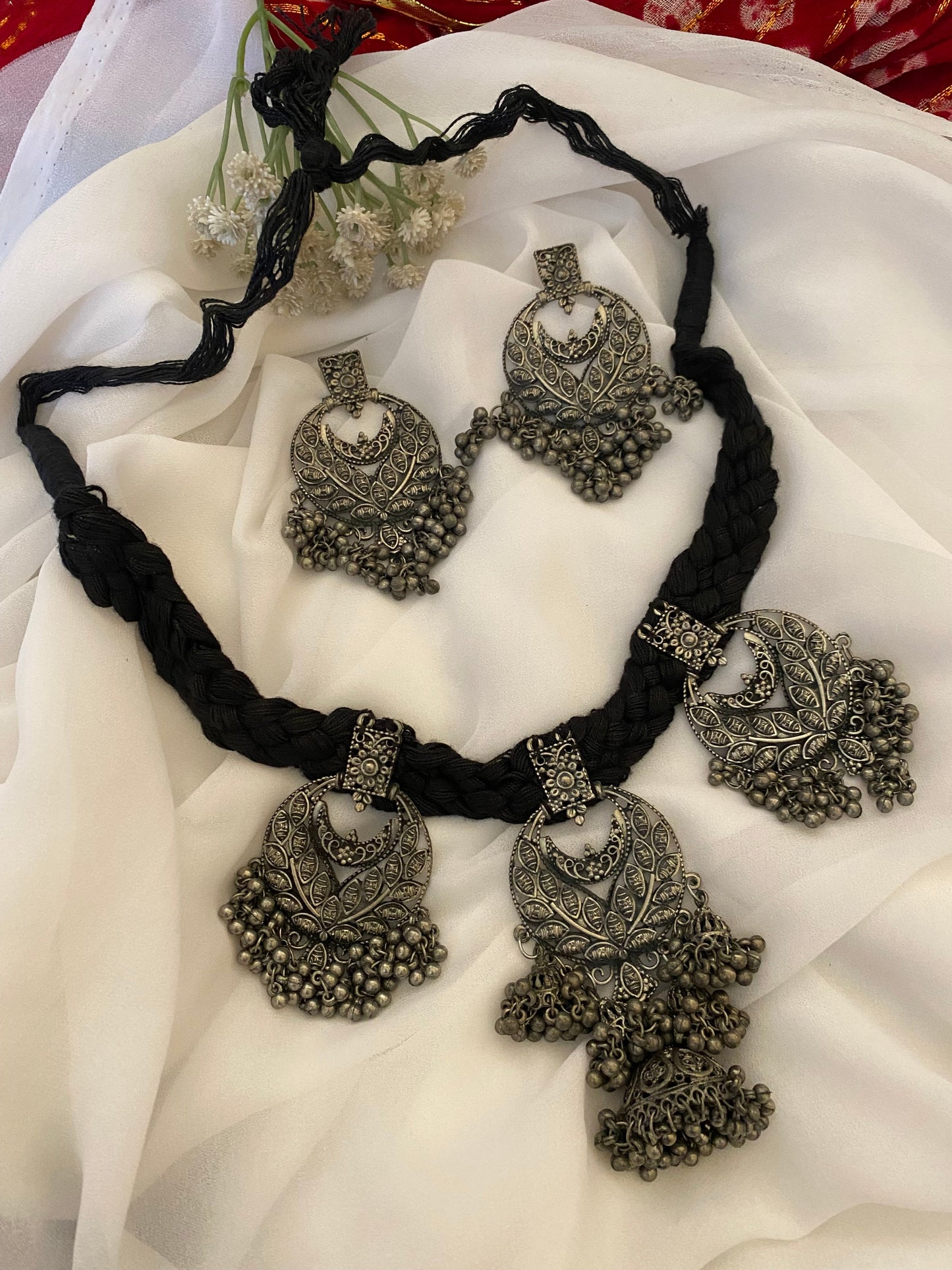 MUSKAN THREAD CHOKER SET Gehnacollections