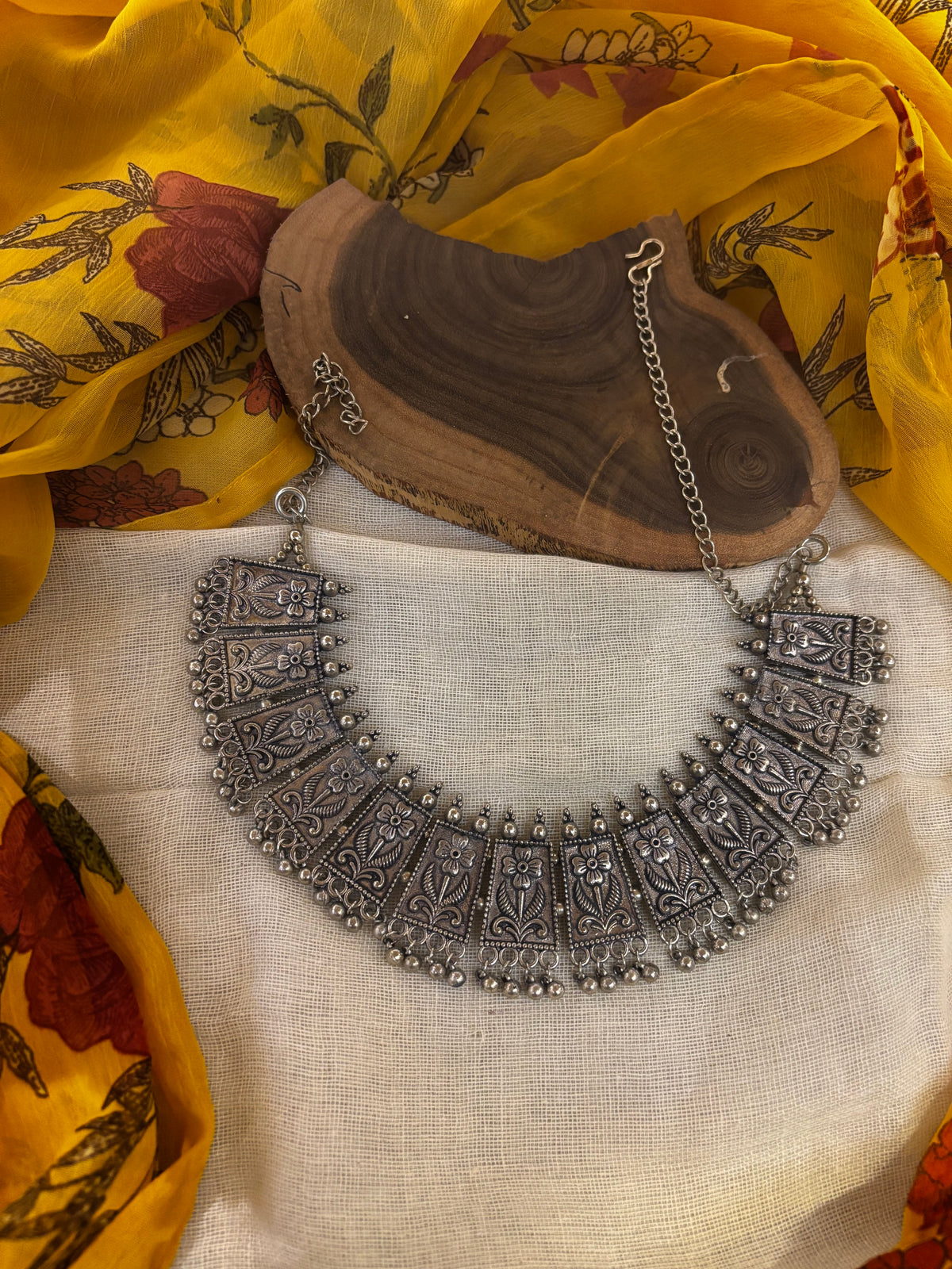 Lily choker Gehnacollections