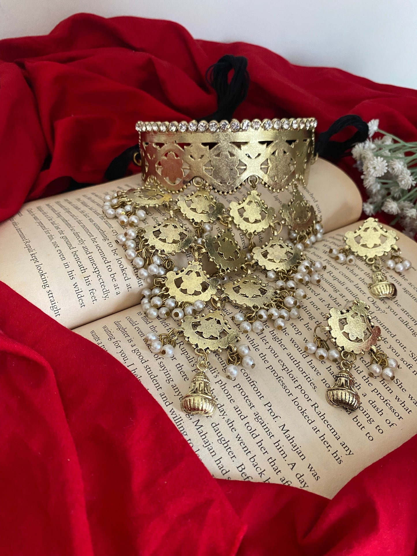 FAGUN NECKLACE SET( IN GOLDEN) Gehnacollections