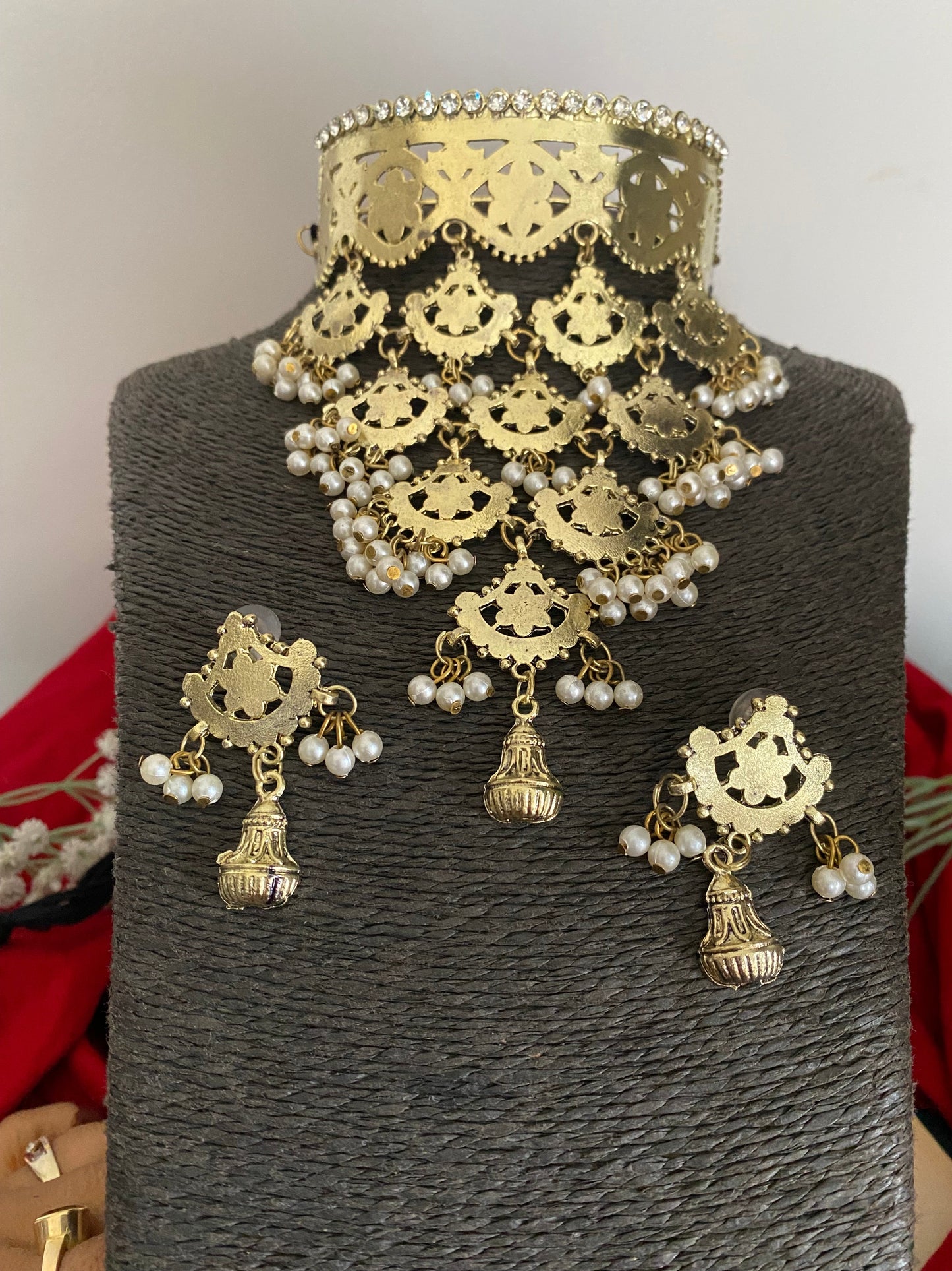 FAGUN NECKLACE SET( IN GOLDEN) Gehnacollections