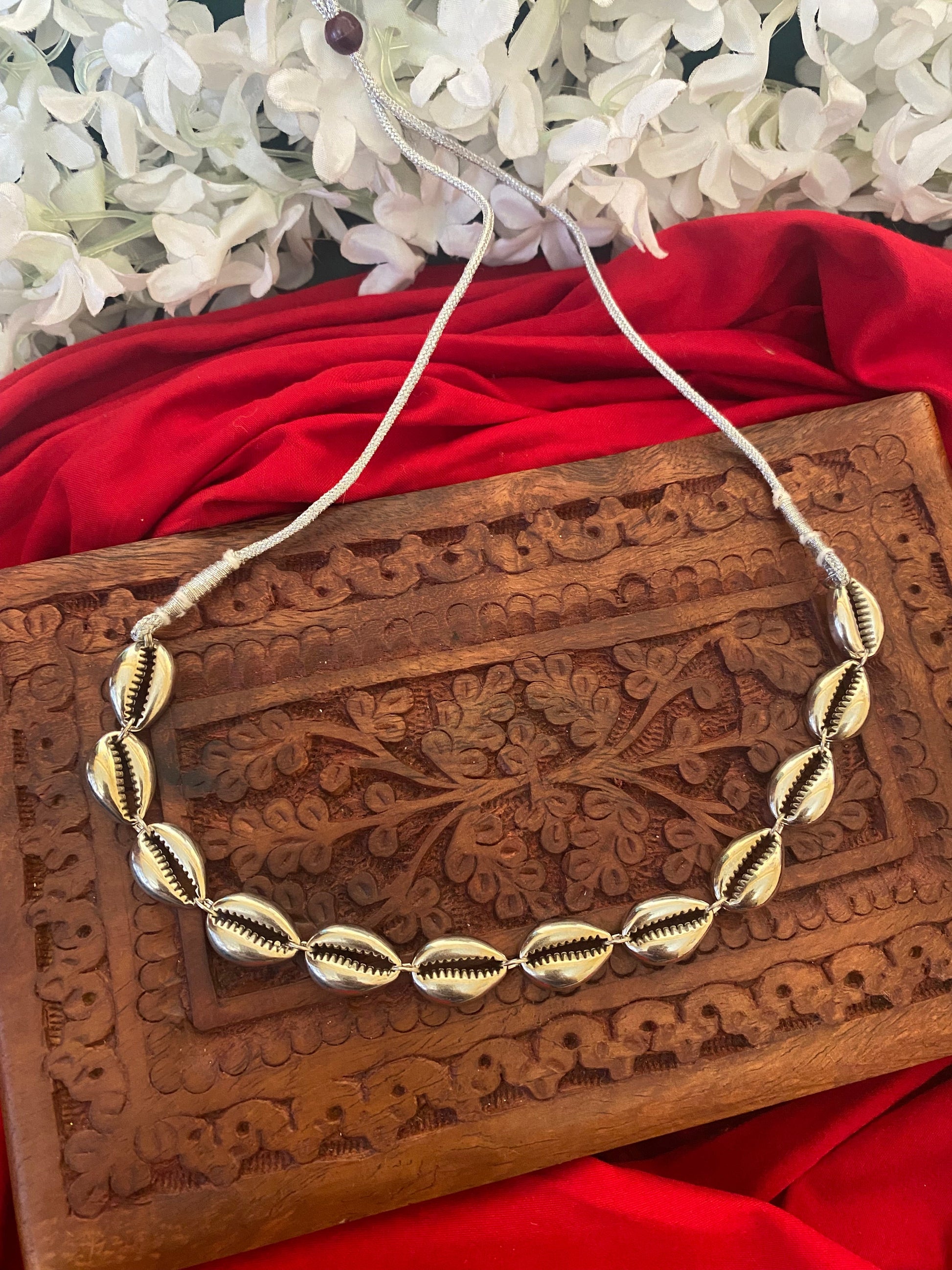 COWRIE SHELL CHOKER Gehnacollections