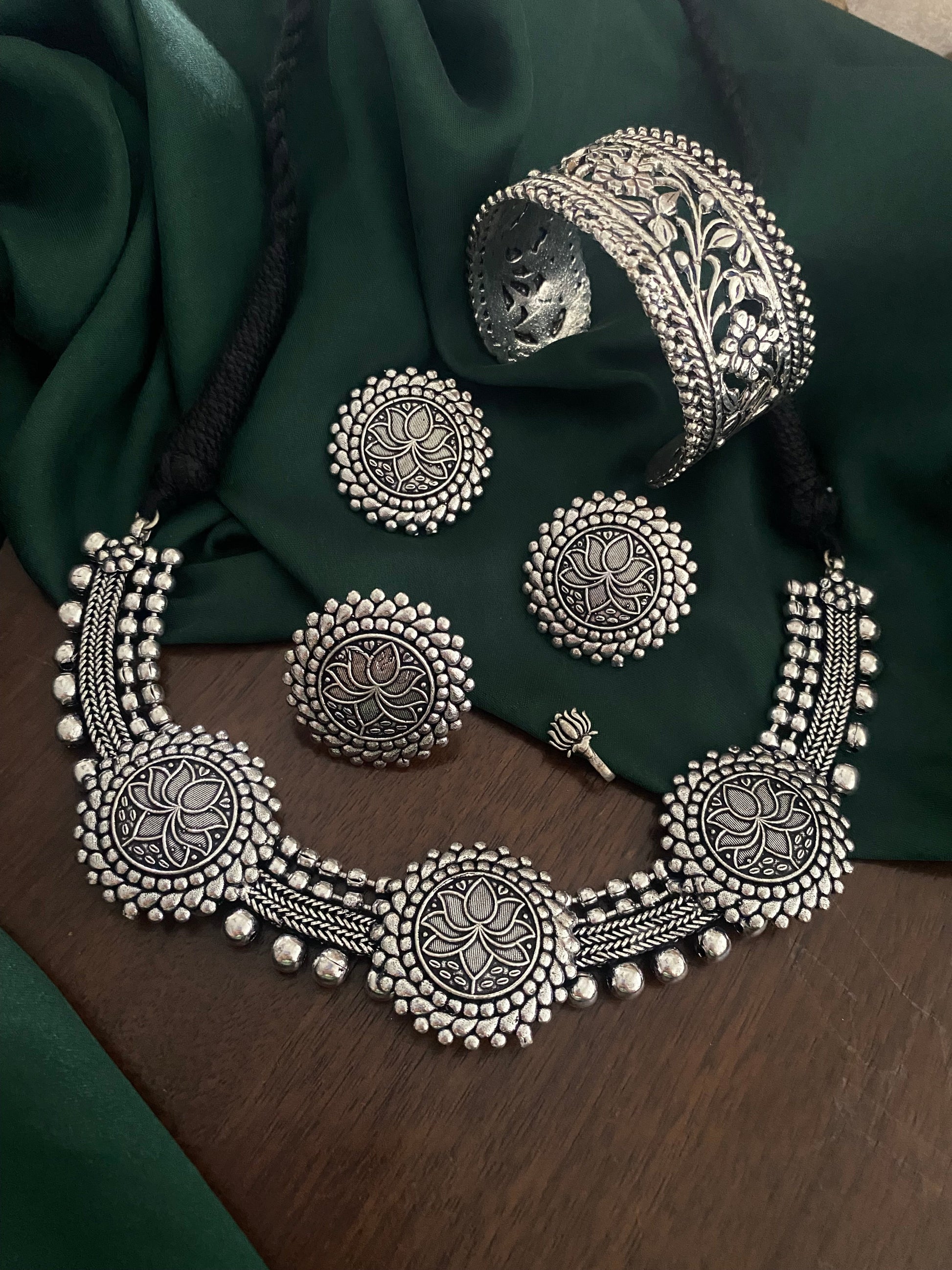 LOTUS CHOKER SET COMBO Gehnacollections