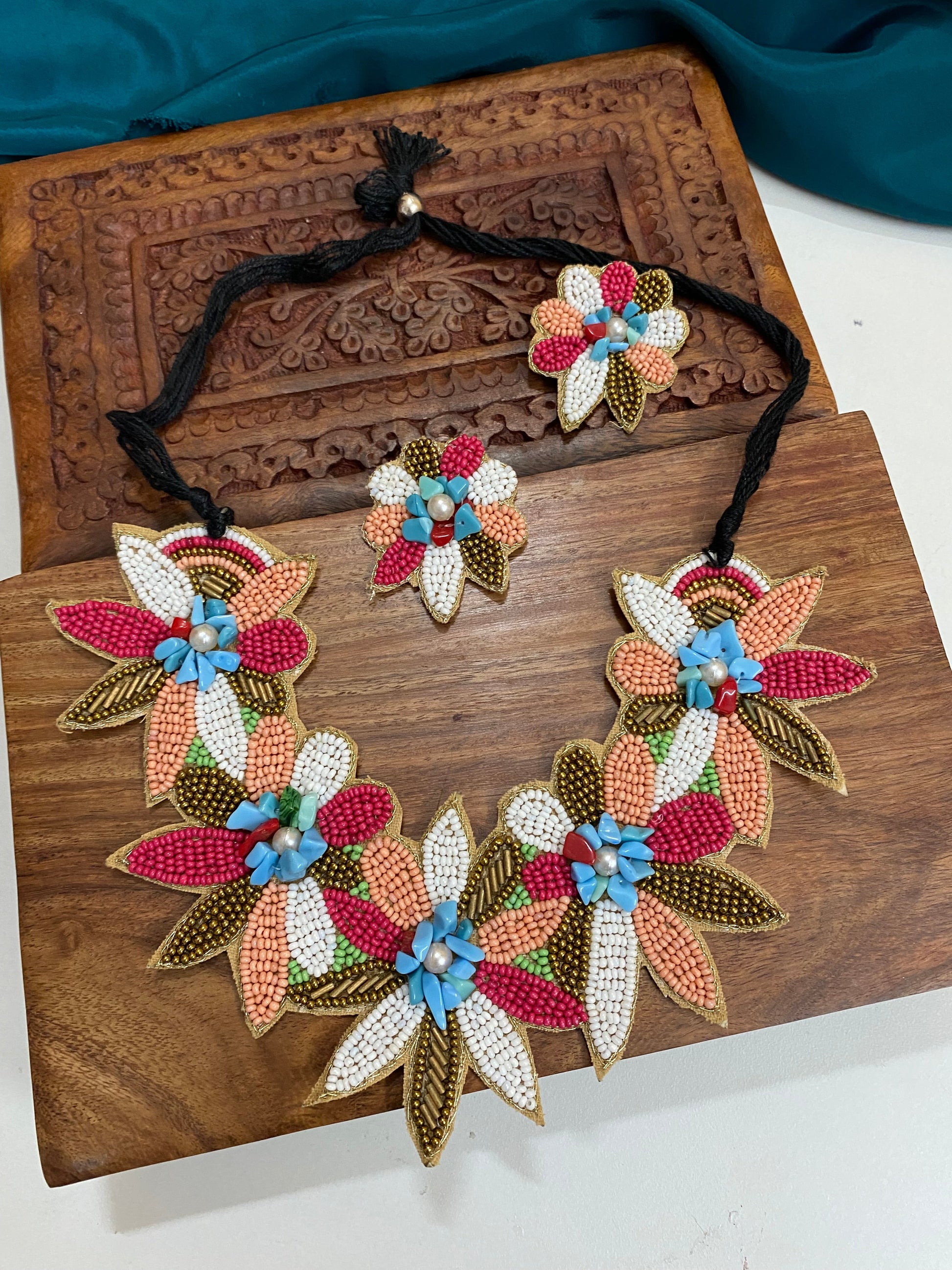 BEADS FLORAL CHOKER SET Gehnacollections