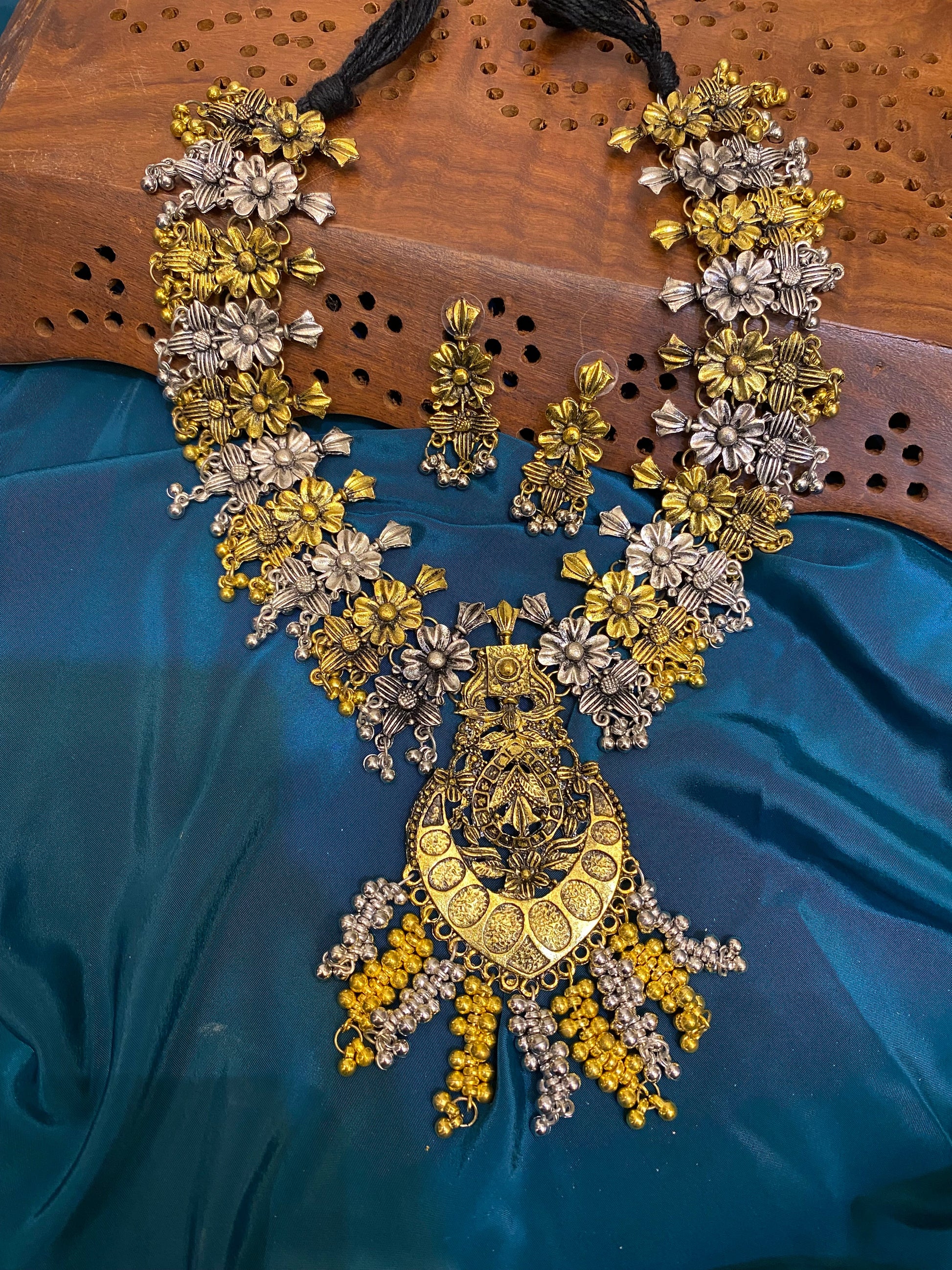 Abhisha Dual Tone Necklace Set Gehnacollections