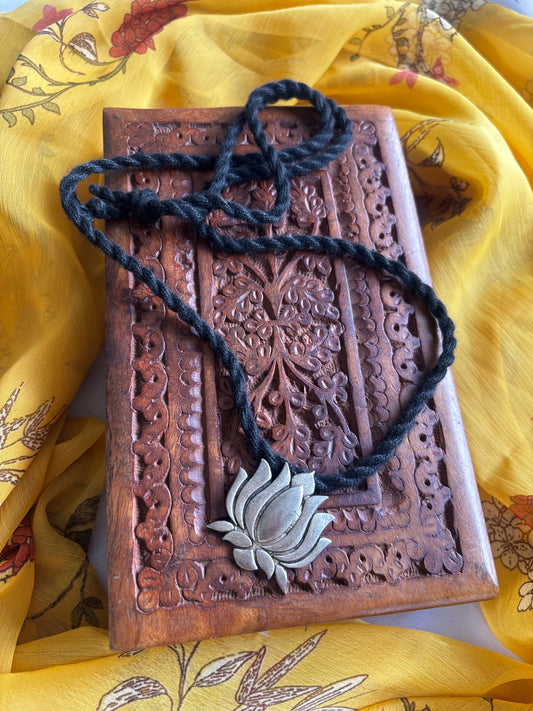 Thread neckpiece Gehnacollections