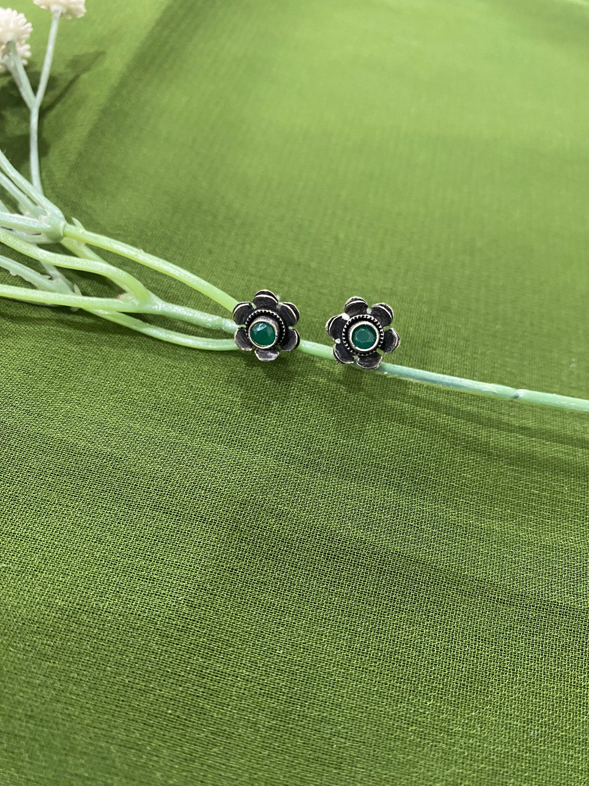 Mini stone studs Gehnacollections