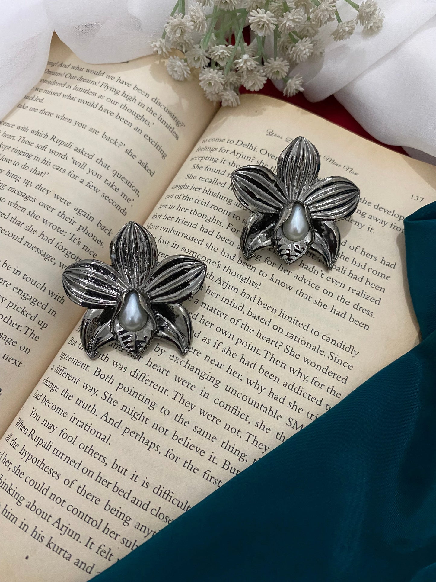 PEARL STUDS Gehnacollections