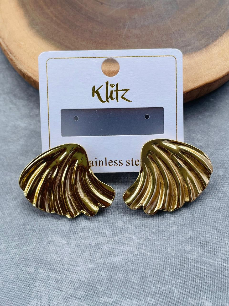 TRIANGLE STUDS Gehnacollections